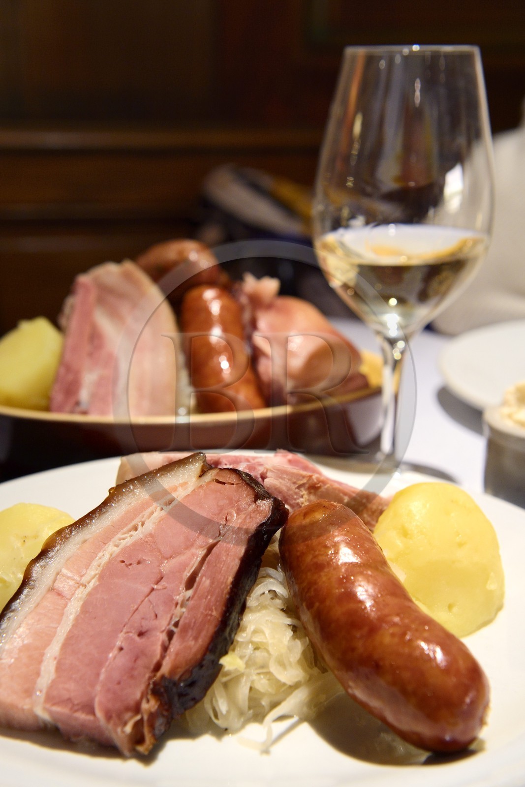 France, Bas-Rhin (67), Strasbourg, Winstub le Pont du Corbeau, choucroute garnie