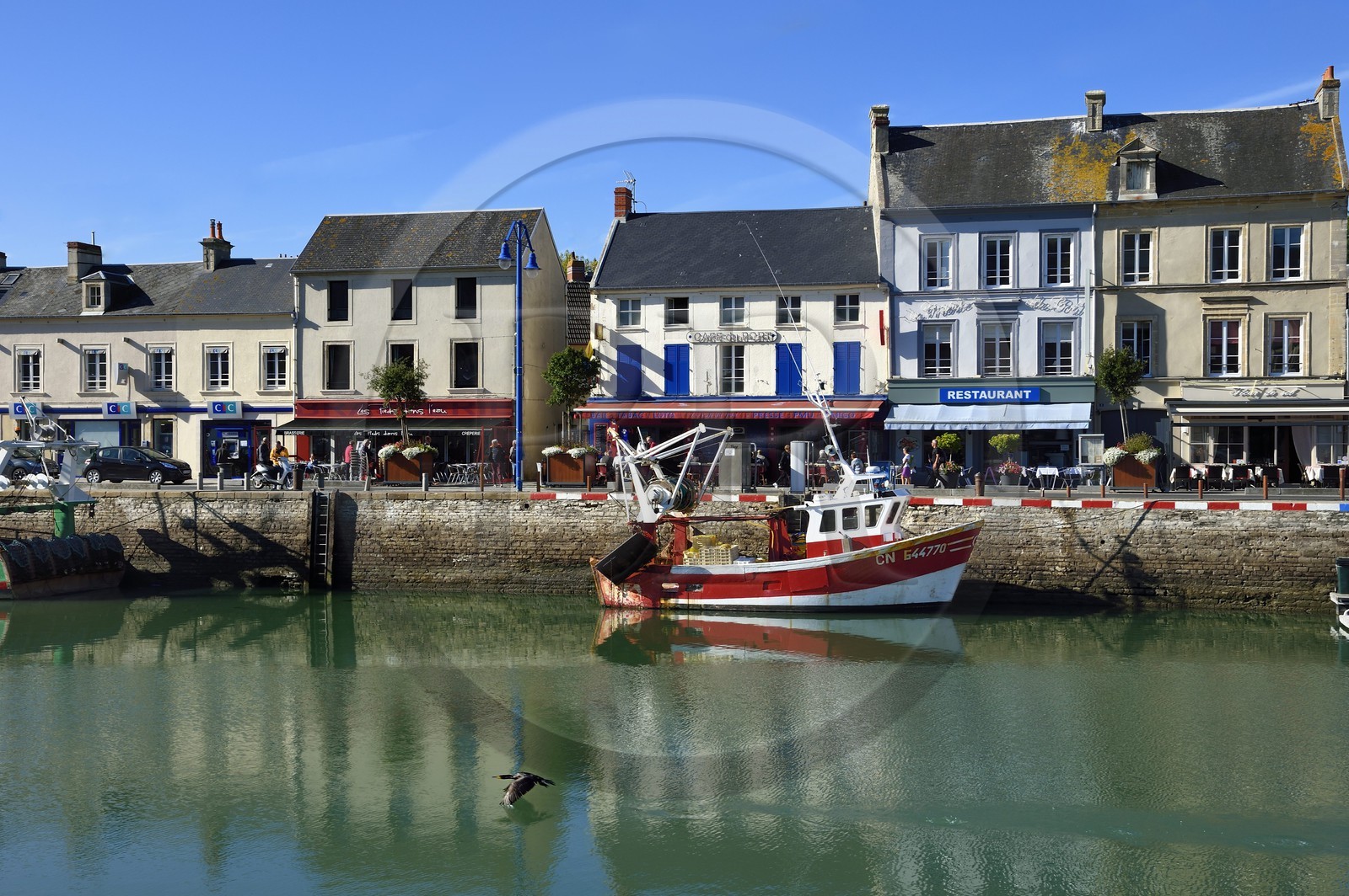 France, Calvados (14), Cote de Nacre, Port-en-Bessin, chalutier dans le port de pêche