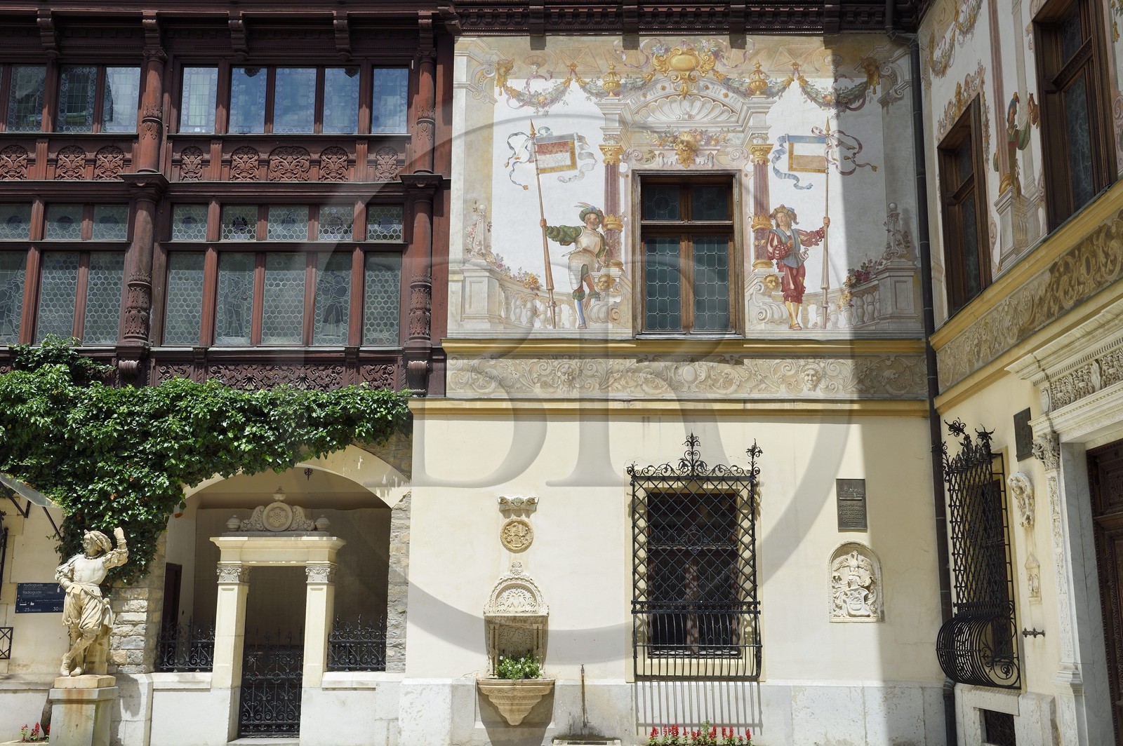 Roumanie, Valachie, Sinaia, château de Peles ancienne résidence royale édifiée de 1875 à 1883 pour le roi Carol Ier de Roumanie, peintures murales de la cour interieure