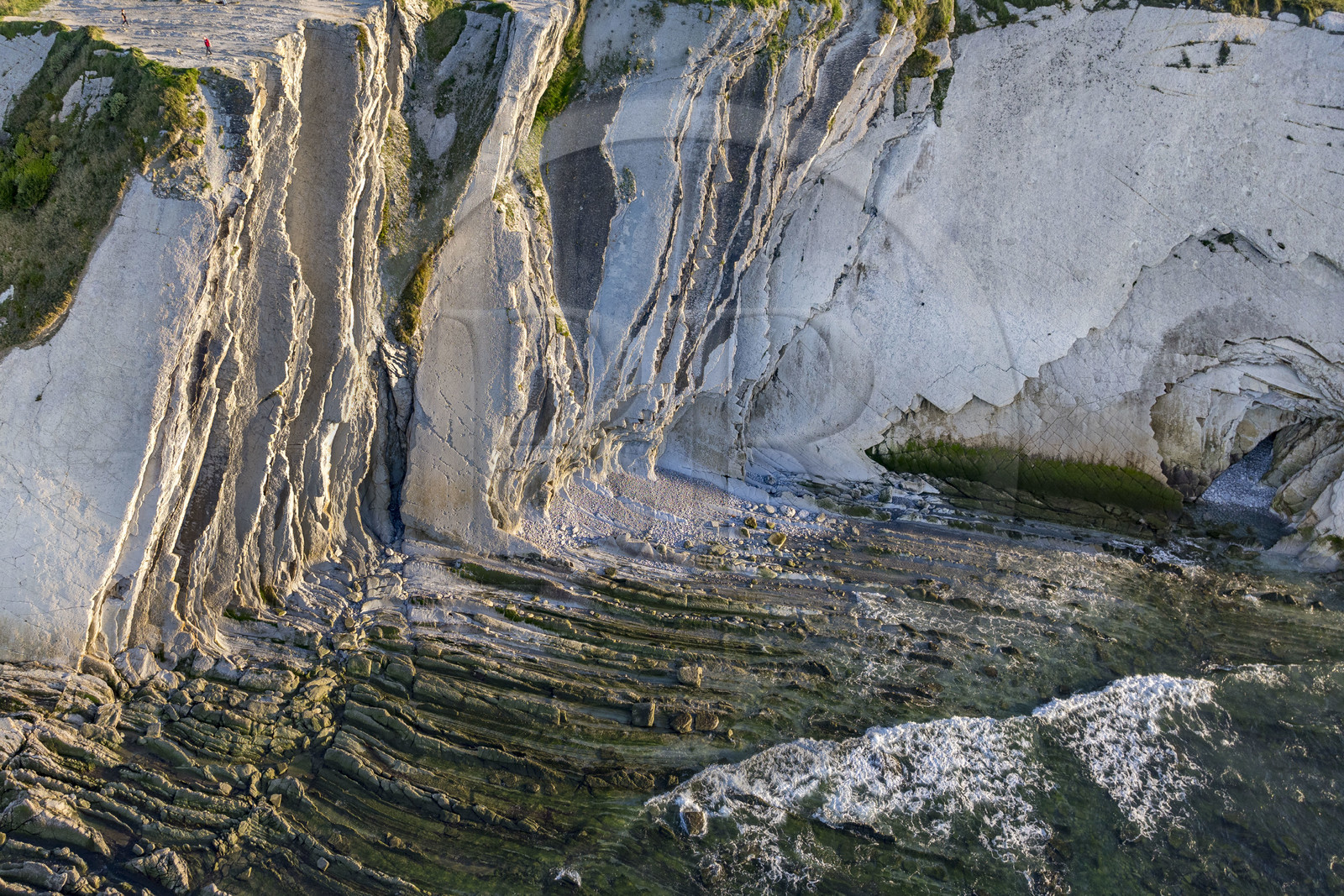 France, Pyrénées-Atlantiques (64), Pays-Basque, la Corniche Basque, Urrugne, la côte Atlantique vers Socoa, falaises de flysch (vue aérienne)