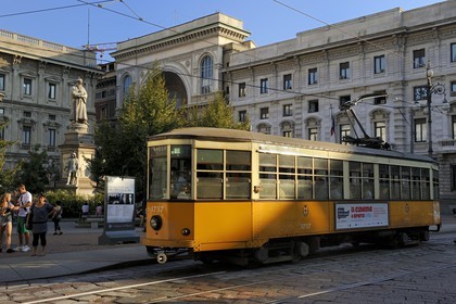 Italie, Lombardie, Milan, tramway sur la Piazza della Scala, avec au centre la statue dédiée à Léonard de Vinci et l'entrée de la galerie Vittorio Emanuele II en arrière-plan