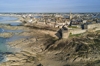 France, Ille-et-Vilaine (35), Côte d'Emeraude, Saint-Malo, la ville fortifiée avec la Tour Bidouane au premier plan (vue aérienne)