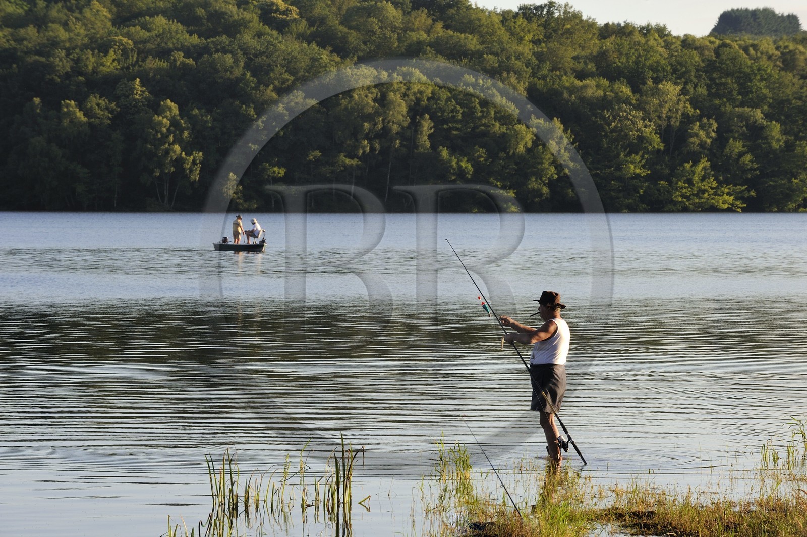 France, Nièvre (58), lac de Pannecière, pêche à la ligne en soirée