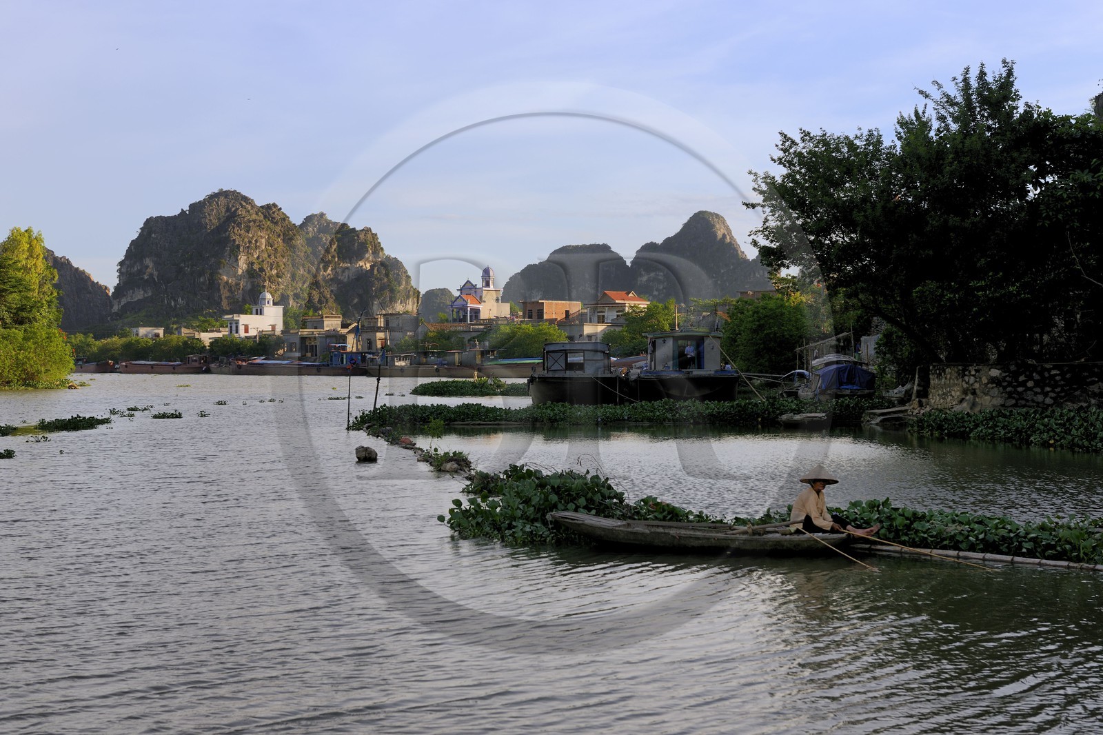 Vietnam, province de Ninh Binh, village insulaire de Kenh Ga entouré de montagnes karstiques