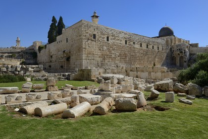 Israel, Jérusalem, ville sainte, vieille-ville classée Patrimoine Mondial de l'UNESCO, Le Mont du Temple vu du Centre Davidson, murs de soutènement ouest et sud de l'esplanade du Temple construite par Hérode Ier le Grand et la mosquée Al-Aqsa en hauteur