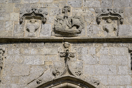 France, Finistère (29), Roscoff, l'église Notre-Dame de Croaz Batz, des caravelles sculptées au-dessus du tympan rappellent les donateurs