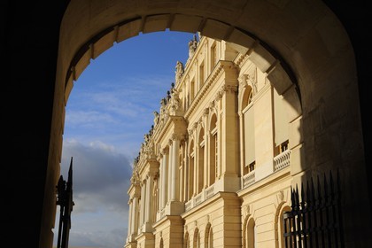 France, Yvelines (78), château de Versailles, classé Patrimoine Mondial de l'UNESCO, la façade des appartements de la Reine