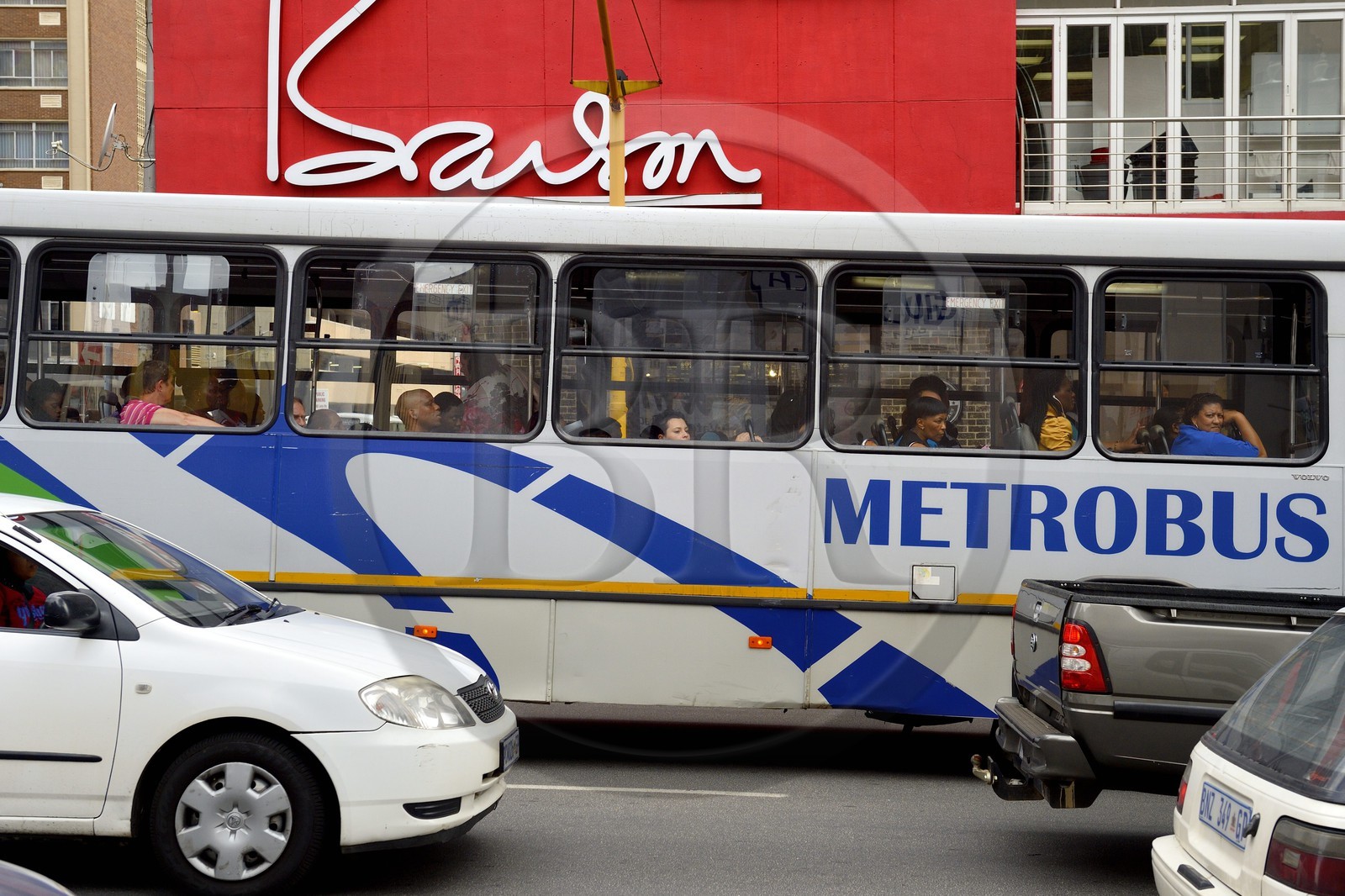 Afrique du Sud, province de Gauteng, Johannesburg, quartier de Braamfontein, bus partagés par tous encore impensable du temps de l'apartheid