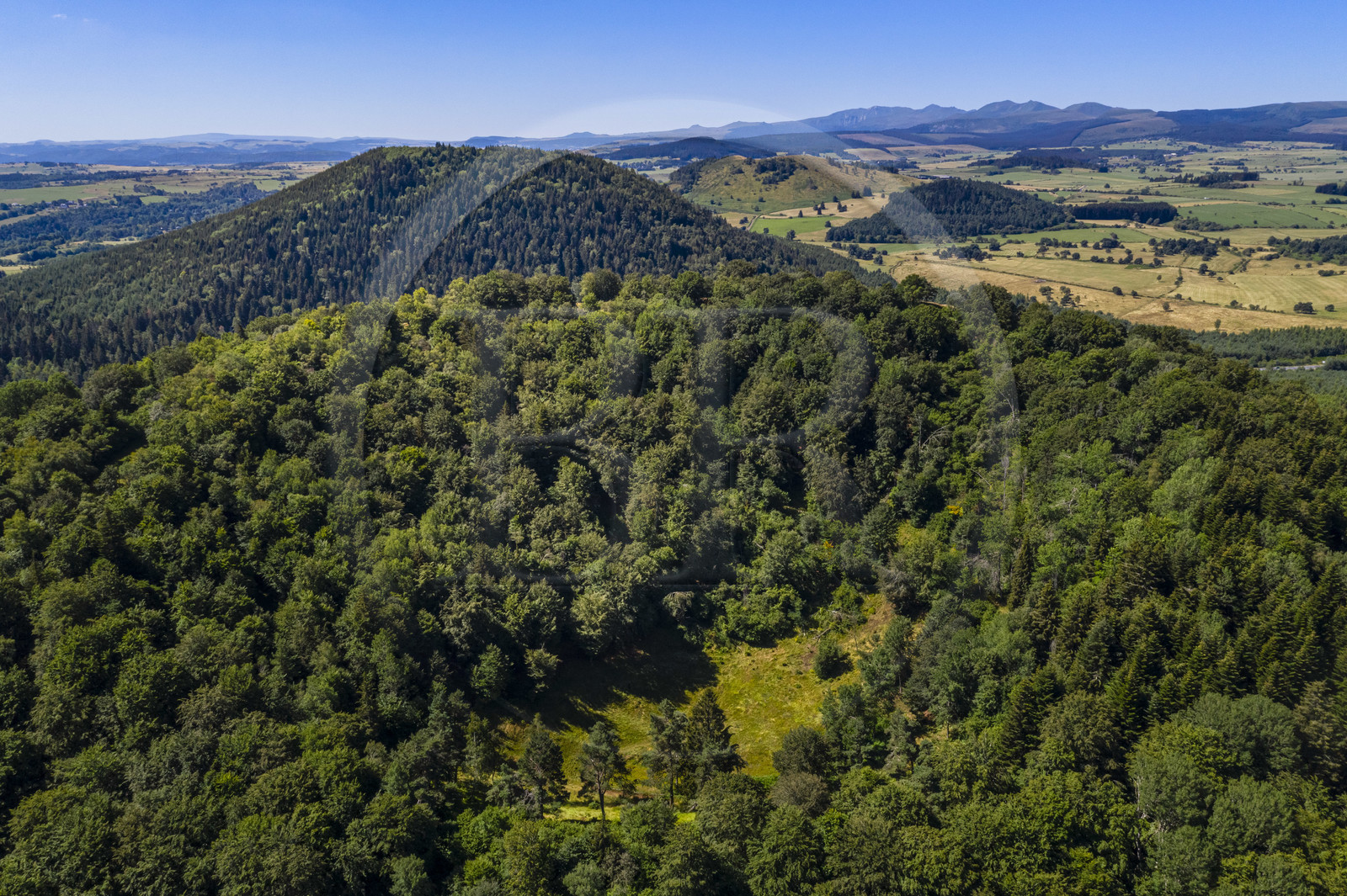 France, Puy-de-Dôme (63), Aydat, Parc naturel régional des Volcans d'Auvergne,  le volcan du Puy de Vichatel, le Puy de Charmont au deuxième plan et le Puy de Sancy en arrière plan (vue aérienne)