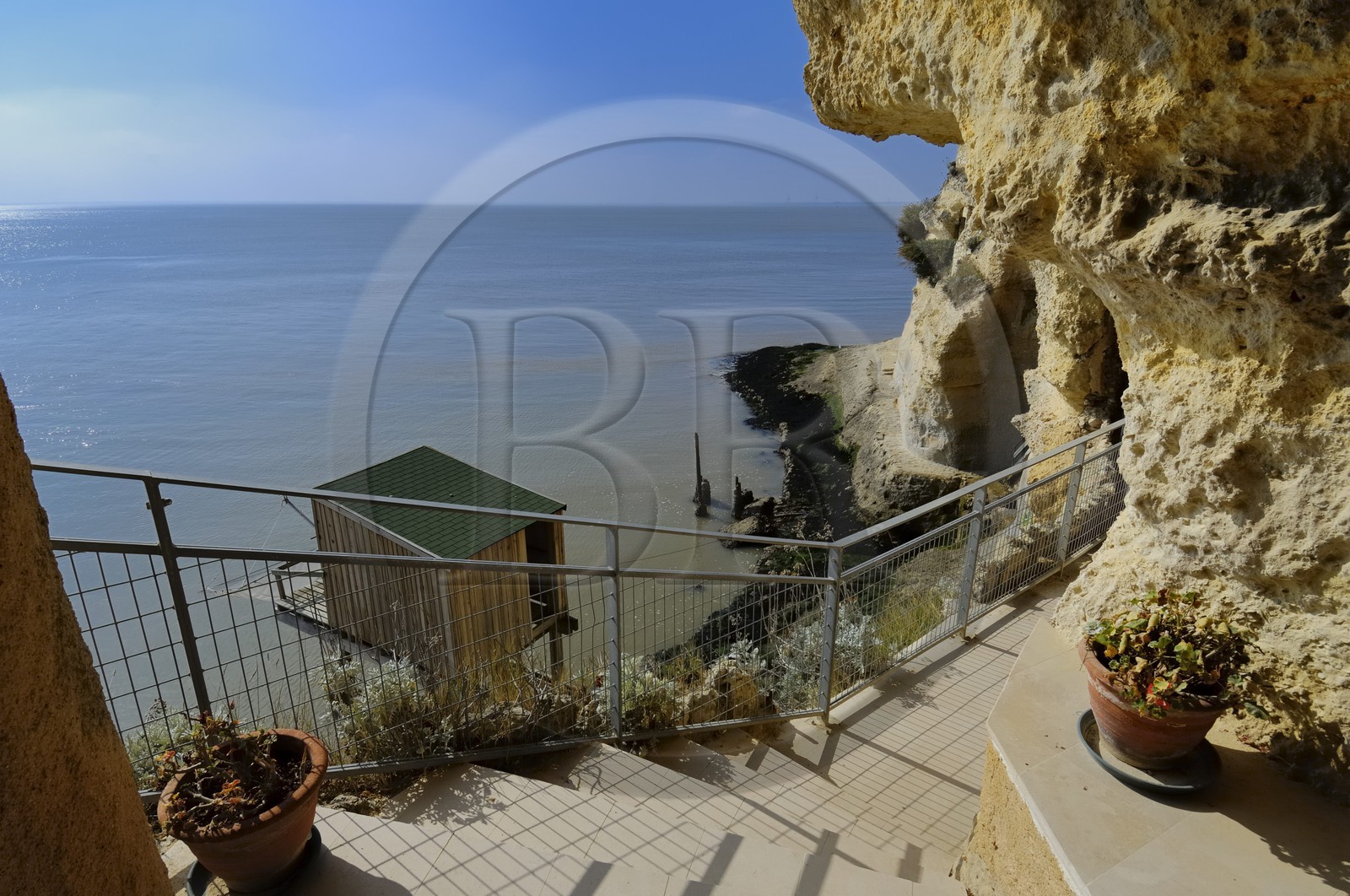 France, Charente-Maritime (17), Meschers-sur-Gironde, carrelets des grottes du Regulus
