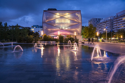 France, Hérault (34), Montpellier,  quartier de Port Marianne, batiment le Nuage réalisation du créateur Philippe Starck, le miroir d'eau au premier plan sur l'avenue Raymond Dugrand