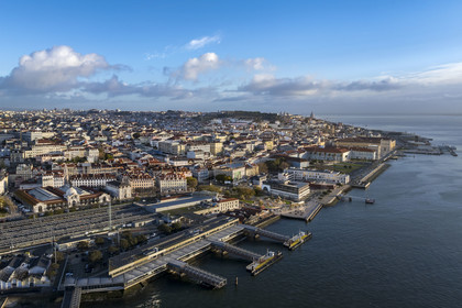 Portugal, Lisbonne, quartier de Cais do Sodre au pied du Bairro Alto et Chiado, au premier plan à gauche le Mercado da Ribeira (Time Out Market Lisboa) et la gare (vue aérienne)