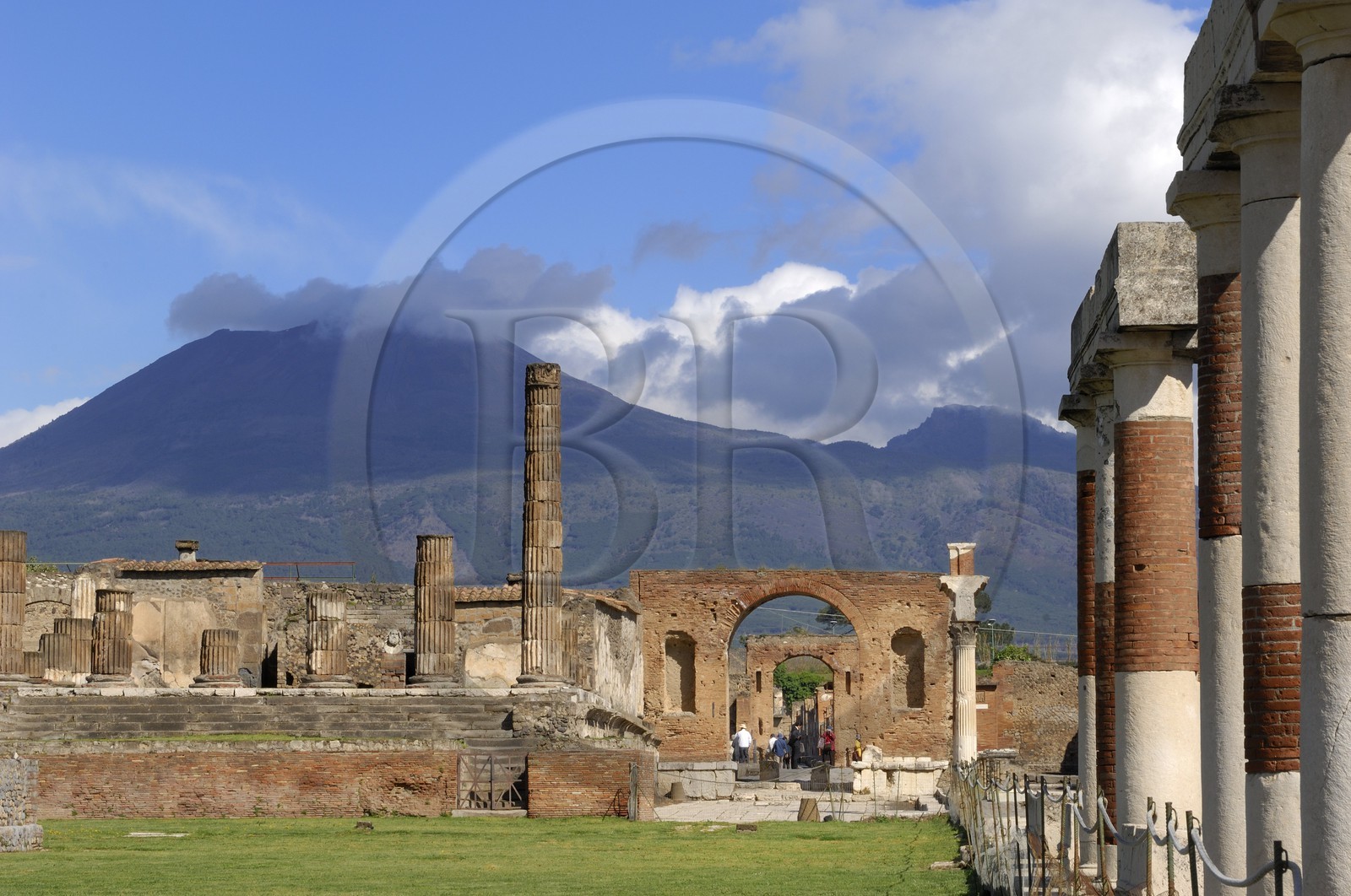 Italie, Campanie, Pompei, site archéologique classé Patrimoine Mondial de l'UNESCO, le Forum avec le temple de Jupiter et le Vésuve en arrière-plan