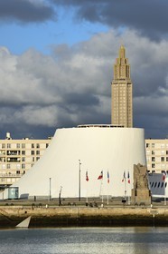 France, Seine-Maritime (76), Le Havre, Centre-ville reconstruit du Havre par Auguste Perret classé Patrimoine Mondial de l'UNESCO, immeubles Perret autour du Bassin du Commerce, le Volcan réalisé par Oscar Niemeyer et la Tour Lanterne de l'église Saint-Joseph