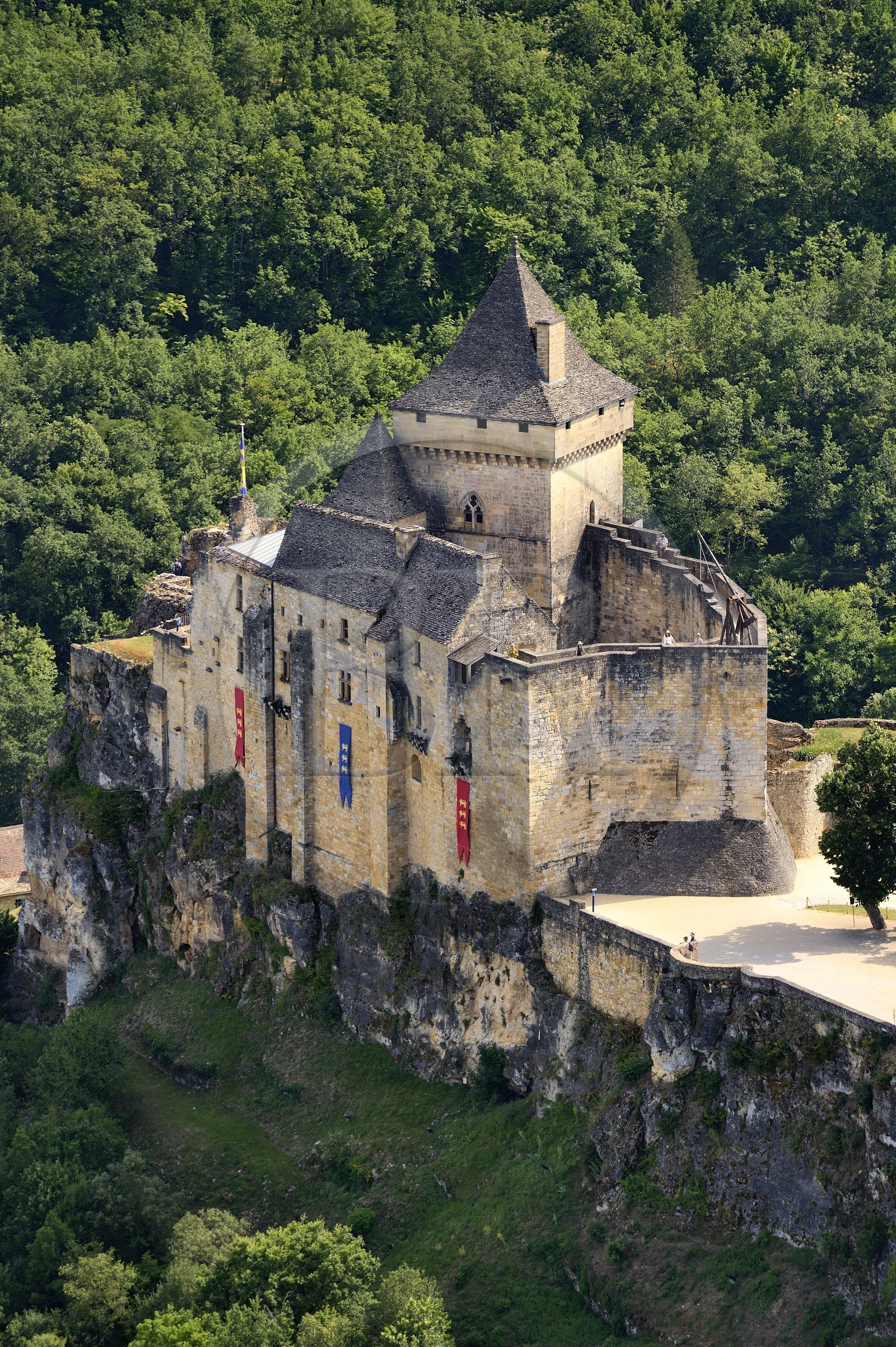 France, Dordogne (24), Périgord Noir, vallée de la Dordogne, Castelnaud-la-Chapelle labellisé Les Plus Beaux Villages de France, le château de Castelnaud-la-Chapelle sur un éperon rocheux au dessus de la rivière Dordogne (vue aérienne)