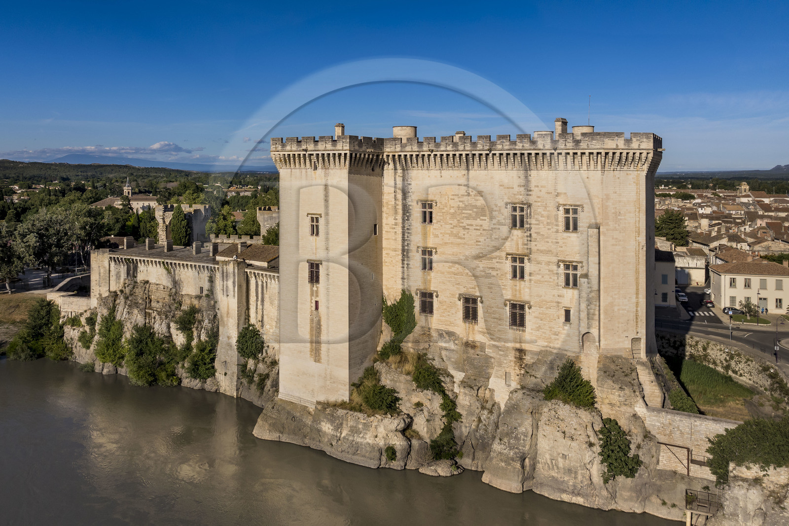 France, Bouches-du-Rhône (13), Tarascon, le chateau du roi René datant du XVe siècle en bordure du Rhone (vue aérienne)