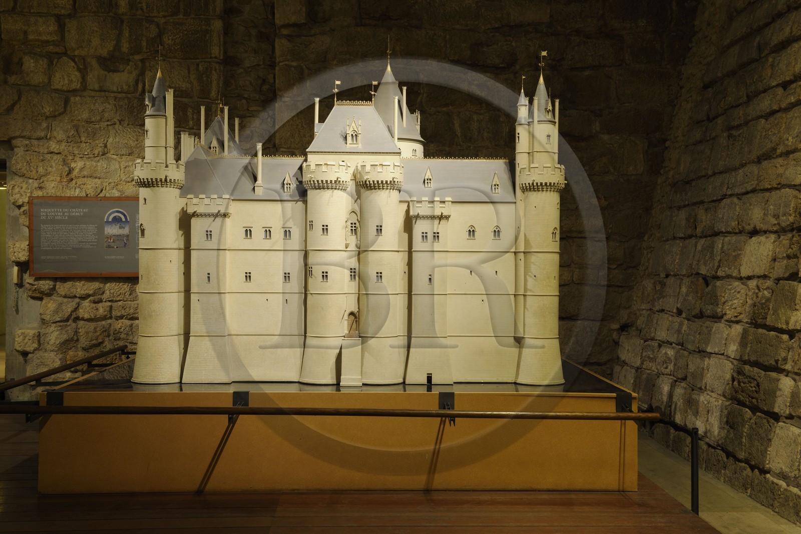 France, Paris (75), maquette du Louvre médiéval présentée dans les vestiges des fossés du Louvre de Philippe Auguste et de Charles V