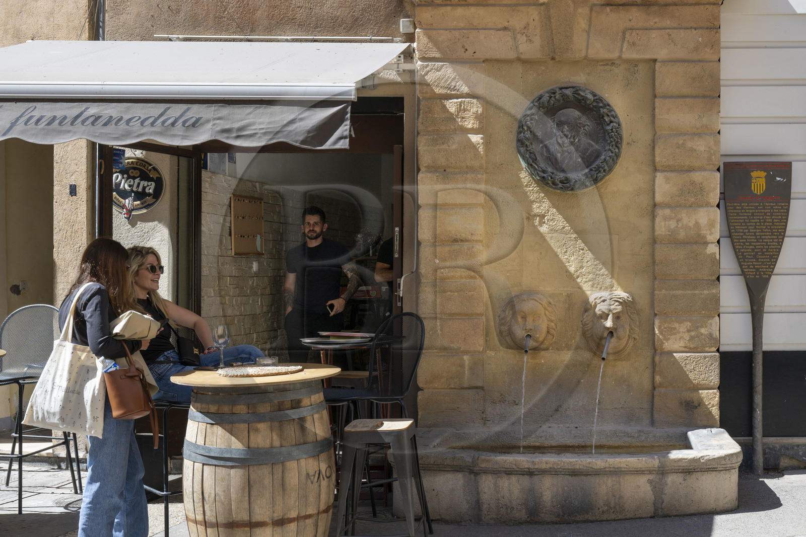 France, Bouches-du-Rhône (13), Aix en Provence, fontaine des Bagniers au croisement des rues des Bagniers et des Chapeliers, médaillon en bronze représentant Paul Cezanne d'après un dessin de Renoir
