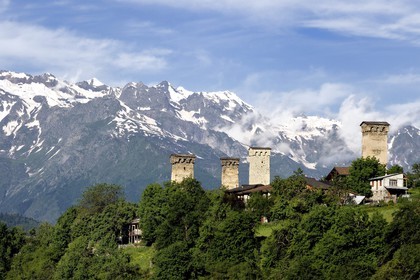 Géorgie, Haute Svanétie (Zemo Svaneti), Mestia, tours défensives Svanes dressées à coté des maisons