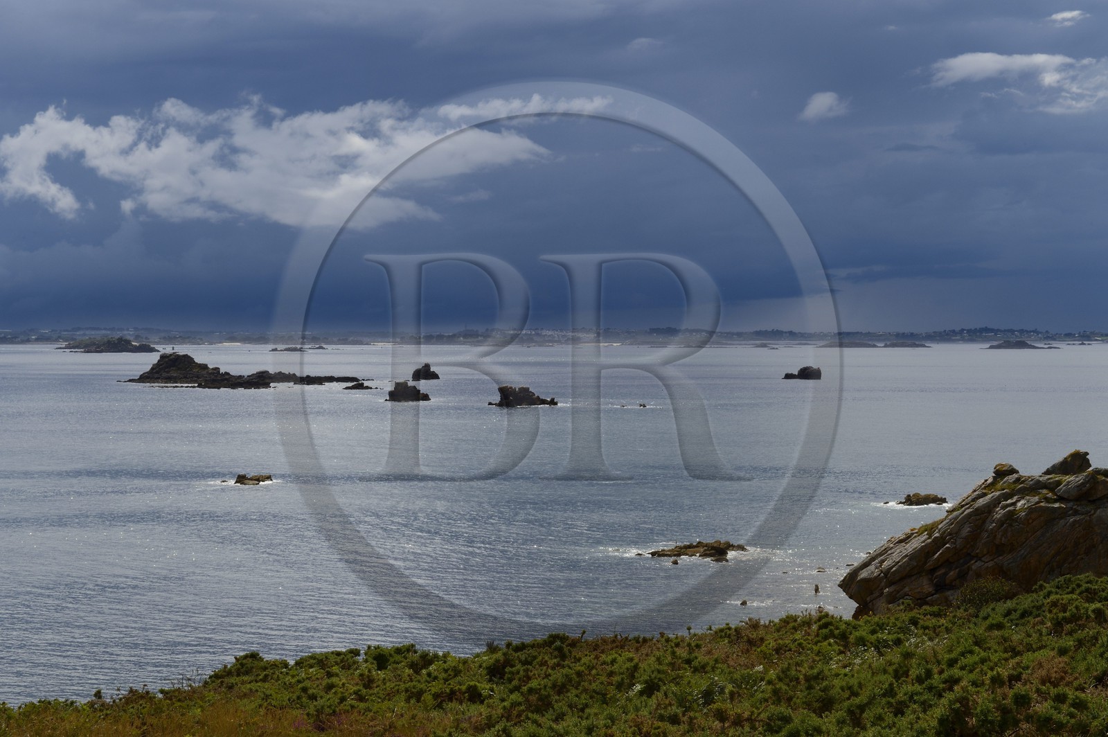 France, Finistère (29), Baie de Morlaix et côte de Carantec vue depuis la Pointe de Diben