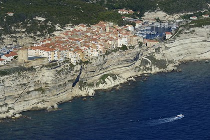 France, Corse-du-Sud (2A), Bonifacio, les falaises calcaires avec l'escalier du Roi-d'Aragon, la citadelle et la vieille ville (vue aérienne)