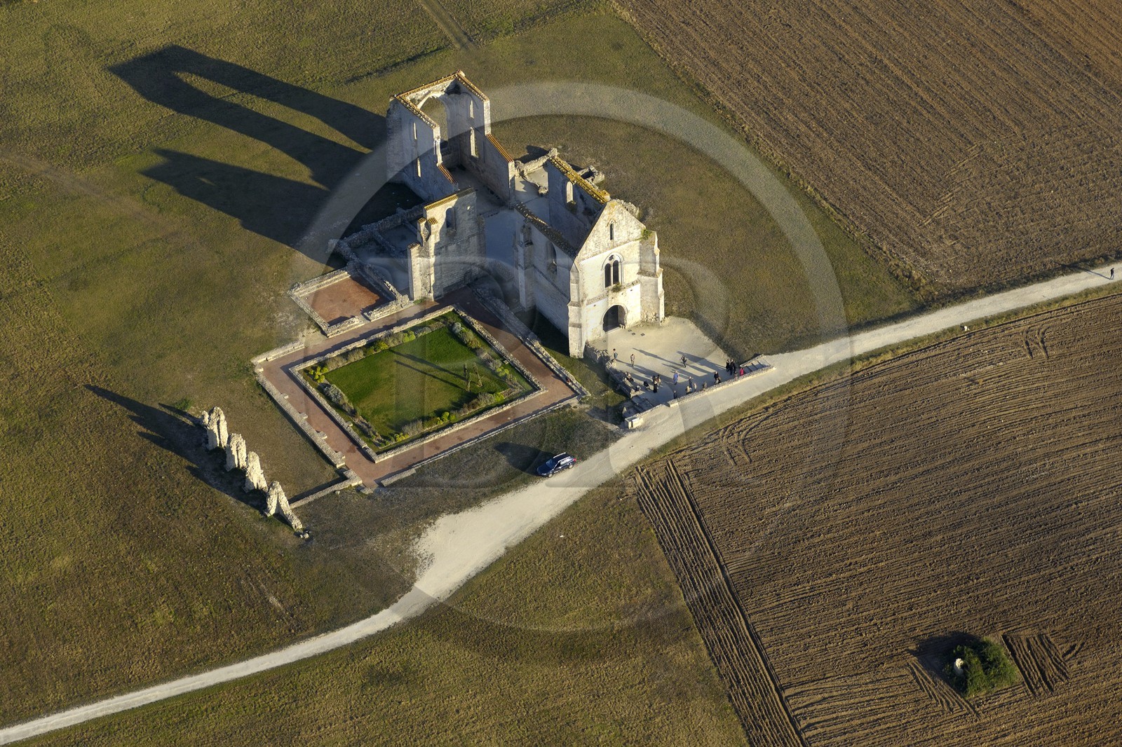 France, Charente-Maritime (17), ile de Ré, abbaye des Châteliers au sud de La Flotte (vue aérienne)
