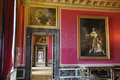 France, Yvelines (78), château de Versailles, classé Patrimoine Mondial de l'UNESCO, perspective du Grand Appartement depuis le salon d'Appolon