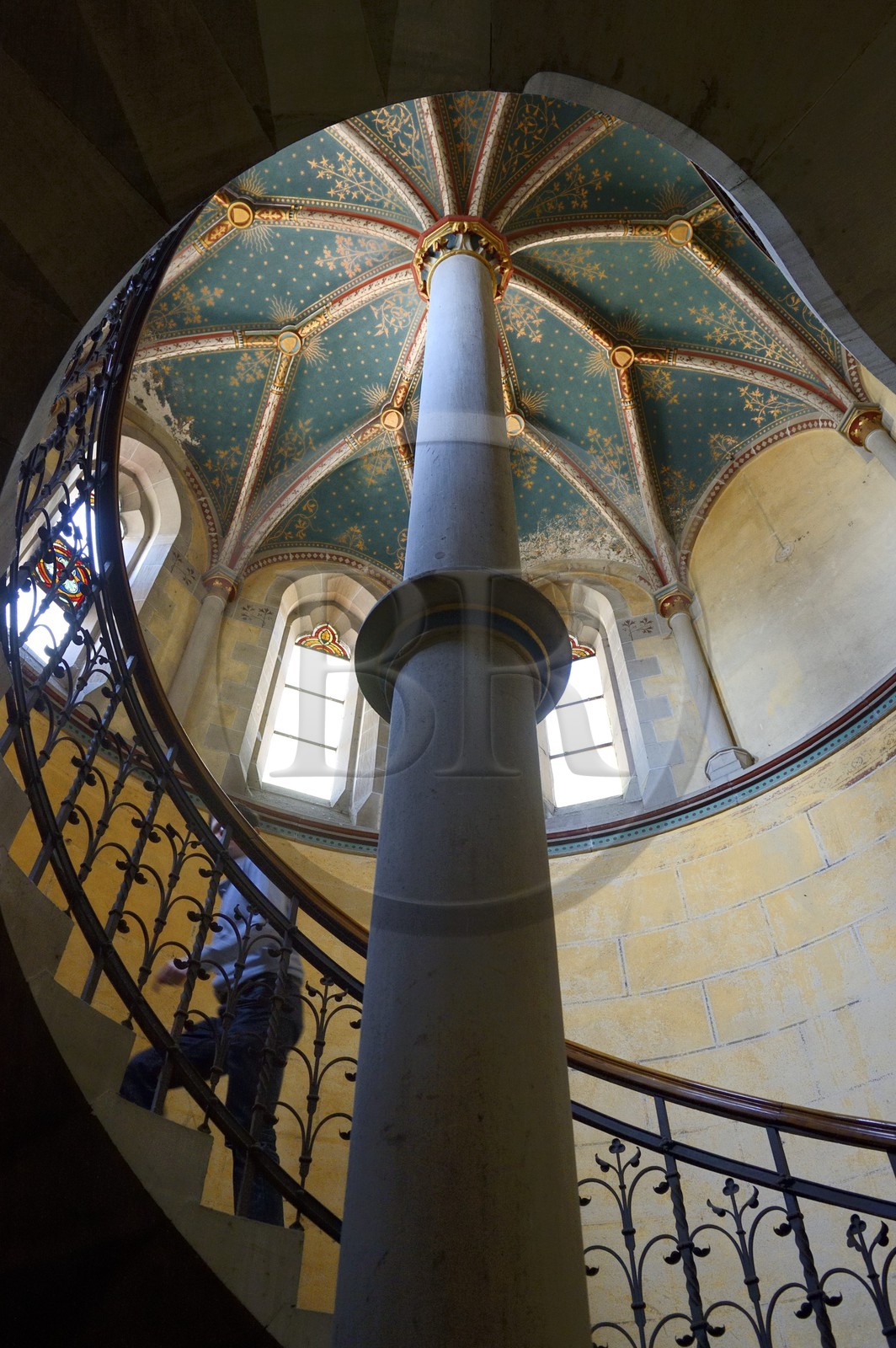 France, Bas-Rhin (67), Strasbourg, quartier de la Neustadt datant de la periode allemande, l'Eglise Reformée Saint-Paul, ancienne église de garnison protestante (1897), escalier conduisant à la loge impériale, voûte ornée