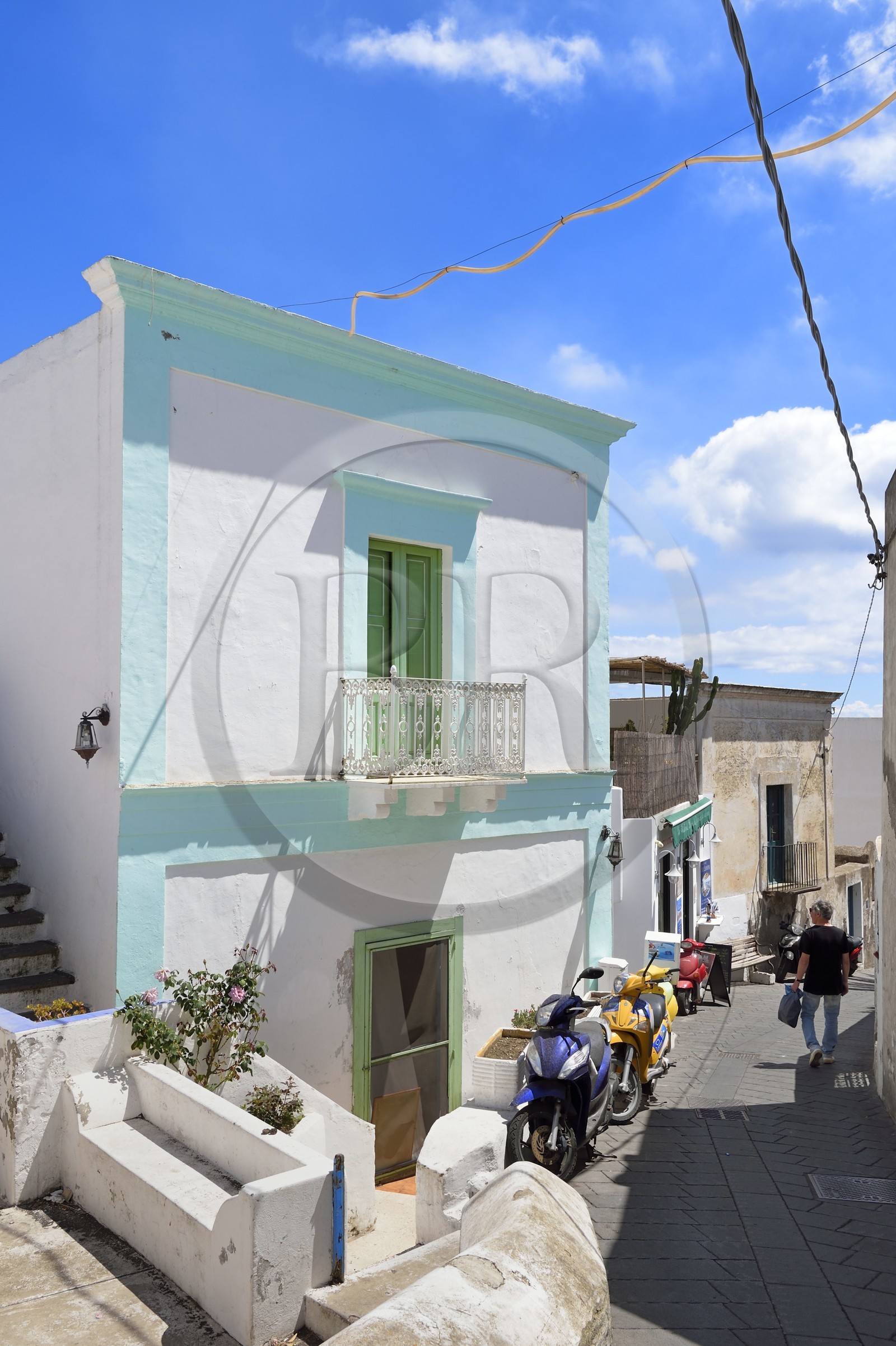 Italie, Sicile, iles Eoliennes, classées Patrimoine Mondial de l'UNESCO, ile de Stromboli, la rue principale du village de Stromboli