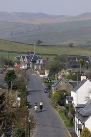 Royaume-Uni, Ecosse, région des Borders, Selkirkshire, cavaliers remontant la rue principale du village d'Ettrickbridge