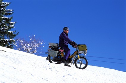 Suisse, région de Bern (Oberland Bernois), Grindelwald, le facteur sur la neige