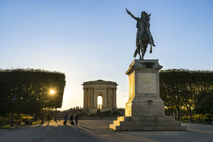 France, Hérault (34), Montpellier, centre historique appelé l’Ecusson, place Royale ou promenade du Peyrou, la statue équestre de Louis XIV et le chateau d'eau monumental construit en 1768