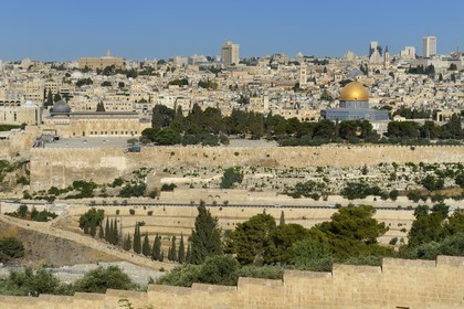 Israel, Jerusalem, holy city, the old town listed as World Heritage by UNESCO, the Dome of the Rock and the El Aqsa mosque on Haram el-Sharif seen from the Mount of Olives