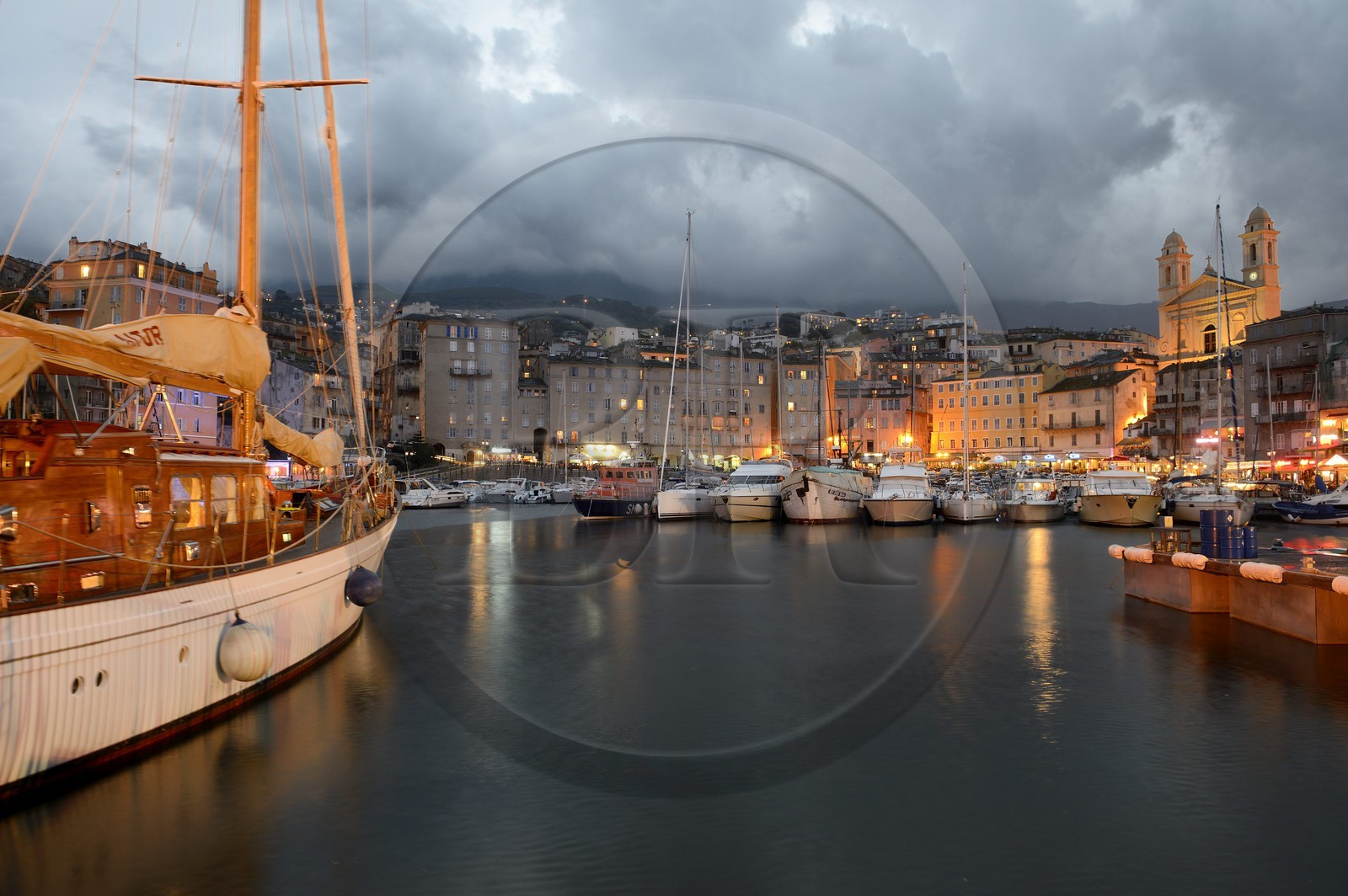 France, Haute-Corse (2B), Bastia, le Vieux-Port dominé par l'église Saint-Jean-Baptiste