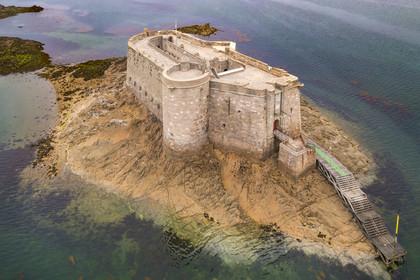 France, Finistère (29), Baie de Morlaix, Plouezoc'h, le chateau du Taureau construit par Vauban au XVIIe siècle (vue aérienne)