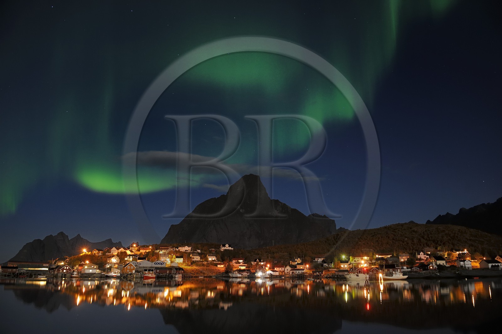 Norvège, Nordland, Iles Lofoten, ile de Moskenesoy, aurore boréale au dessus du village de pêcheurs de Reine