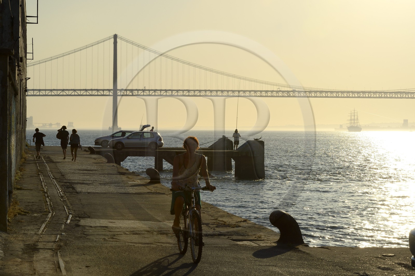 Portugal, région de Lisbonne, quai de la commune d'Almada sur la rive sud du Tage, le pont du 25 de Abril en arrière plan