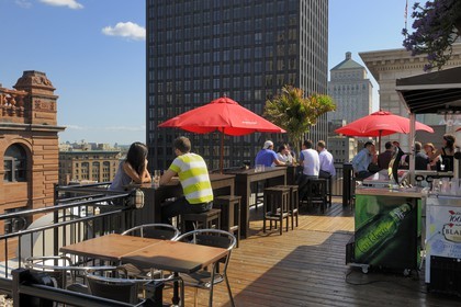 Canada, province de Québec, Montréal, quartier du Vieux-Montréal, le Vieux-Port, café terrasse de l'hotel de la place d'arme