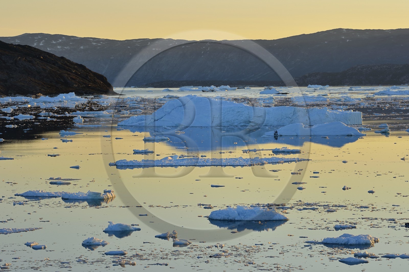 Groenland, cote ouest, baie de Disko, icebergs dans la baie de Quervain au coucher de soleil