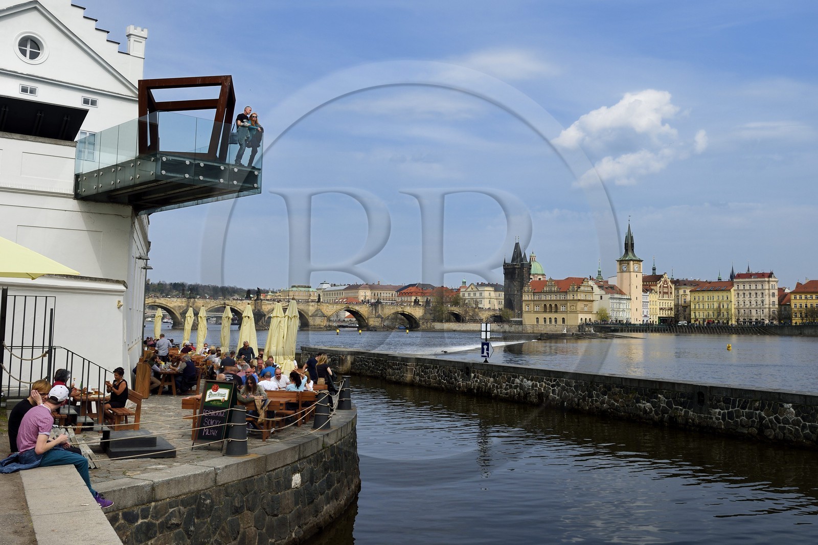 République Tchèque, Prague, quartier de Kampa, musée Kampa fondation privée consacrée à l’art moderne et contemporain, lle pont Charles sur la rivière Vltava en arrière plan