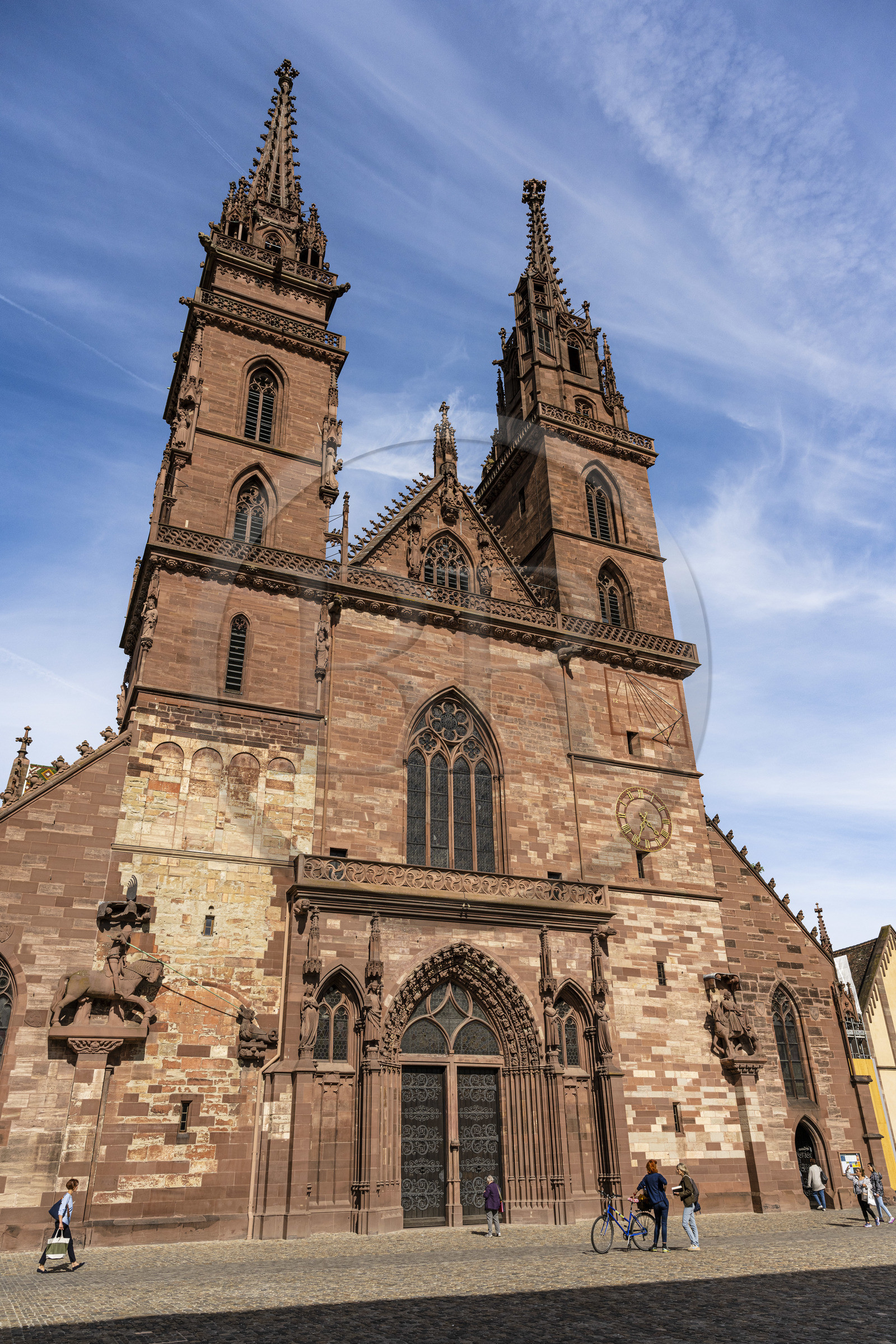 Suisse, Bâle, la cathédrale protestante Notre-Dame de Bâle (Munster), la facade présente les sculptures de saint Georges terrassant le dragon d'une part, et saint Martin sur son cheval de l'autre