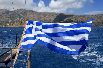 Grèce, Crète, région d'Agios Nikolaos, Elounda, voilier de 22 mètres, drapeau grecque