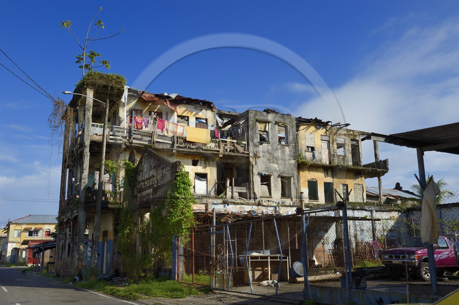 Panama,  province de Colon, ville de Colon, une des nombreuses maisons non entretenues du centre ville sur l'avenida Amador Guerrero