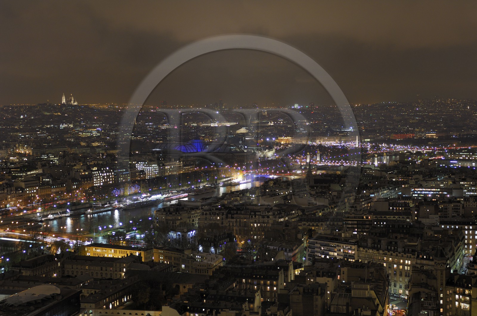France, Paris (75), les rives de la Seine classées patrimoine mondial de l'UNESCO, le Grand Palais bleuté et Montmartre de nuit