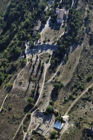 France, Hérault (34), Nissan-lez-Ensérune, l' oppidum d'Ensérune est un site archéologique comprenant les vestiges d'un village antique entre le VIe siècle av. J.-C. et le Ier siècle après J.-C. (vue aérienne)