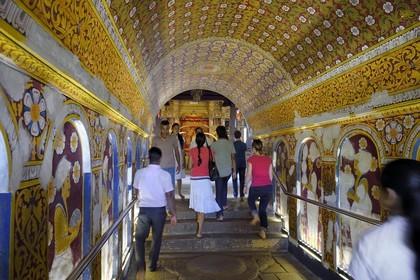 Sri Lanka, province du centre, Kandy, ville sacrée classée patrimoine mondial de l'UNESCO, Temple de la Dent de Bouddha (Sri Dalada Maligawa), couloir d'entrée décoré de motifs floraux et personnes apportant des offrandes