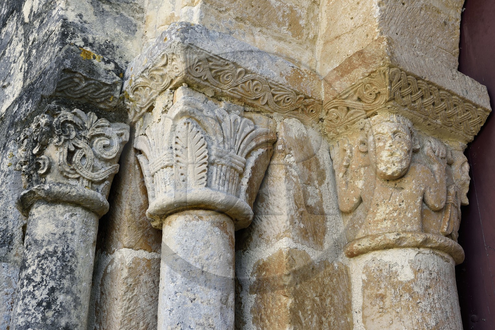 France, Dordogne (24), Périgord Vert, Javerlhac-et-la-Chapelle-Saint-Robert, l'église romane de La Chapelle-Saint-Robert, de l'ancien prieuré fondé par un disciple du premier abbé de la Chaise-Dieu Robert de Turlande, chapiteaux primitifs ornant le portail