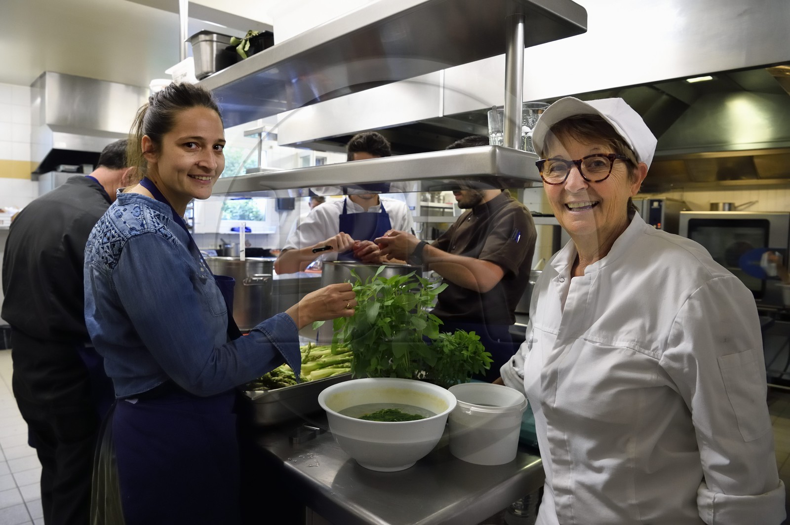 France, Vaucluse (84), Parc Naturel Regional du Luberon, Cadenet (Lourmarin), Auberge La Fenière 1 étoile Michelin, la chef étoilée Reine Sammut et sa fille Nadia