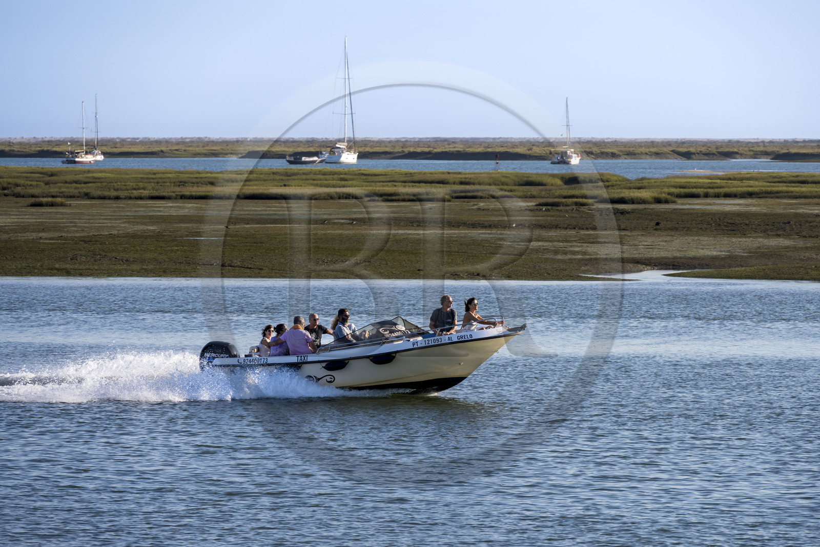 Portugal, Algarve, Faro, bateau évoluant dans la lagune du Parc Naturel de la Ria Formosa