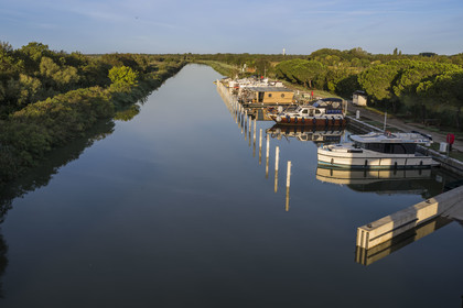France, Gard (30), la Petite Camargue, Vauvert, le port de Gallician sur le canal du Rhône à Sète au petit matin